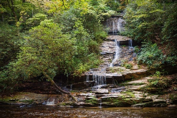 du khách có thể tham gia đi bộ đường dài qua Công viên quốc gia Great Smoky Mountains để ngắm nhìn những tán lá mùa lãng mạn