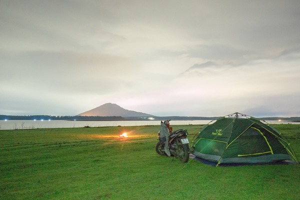 Cắm trại bên hồ thủy điện Thác Mơ, du khách được ngắm dải ngân hà, núi Bà Rá cao nhất Bình Phước.