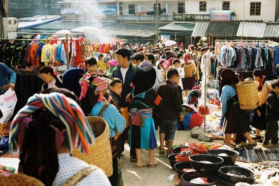 Chợ phiên Đồng Văn nằm dưới chân núi Đồn Cao, là nơi giao lưu, buôn bán của đồng bào các dân tộc vùng cao