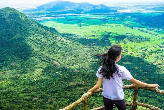 Lên đến đỉnh Bồ Hong, bạn sẽ được trải nghiệm cảm giác như bắt được mây, chiêm ngưỡng toàn cảnh vùng núi Cấm