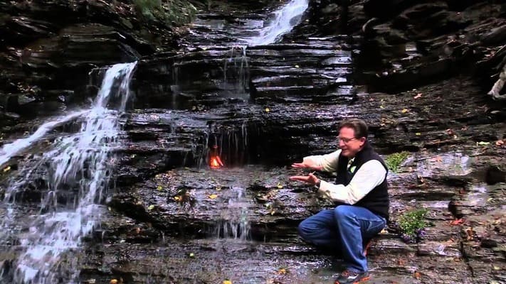 Nước chảy từ thác thỉnh thoảng sẽ dập tắt ngọn lửa nhưng luôn có những du khách tới đây mang theo bật lửa để thắp lại ngọn lửa