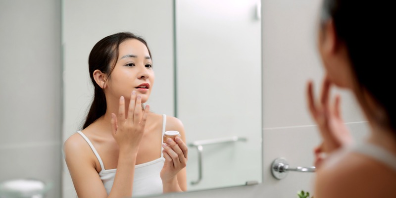 Dùng kem dưỡng da ban đêm là một bước quan trọng trong việc chăm sóc da hàng ngày
