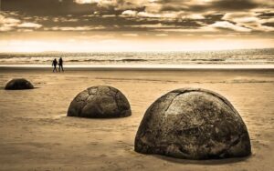 Những tảng đá lớn này nằm rải rác trên bãi biển Koehohe thuộc bờ biển phía đông của Đảo Nam, New Zealand