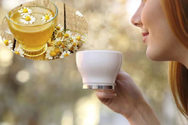 Một tách trà hoa cúc pha cùng mật ong ấm nóng luôn là lựa chọn tuyệt vời.